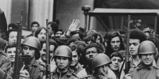 Portugal, abril 1974, soldados y vecinos en las calles de Lisboa © Alfredo Cunha