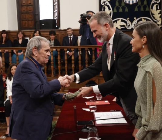 Rafael Cadenas con los reyes Felipe y Letizia en el Paraninfo de la Universidad de Alcalá 24ABR2023