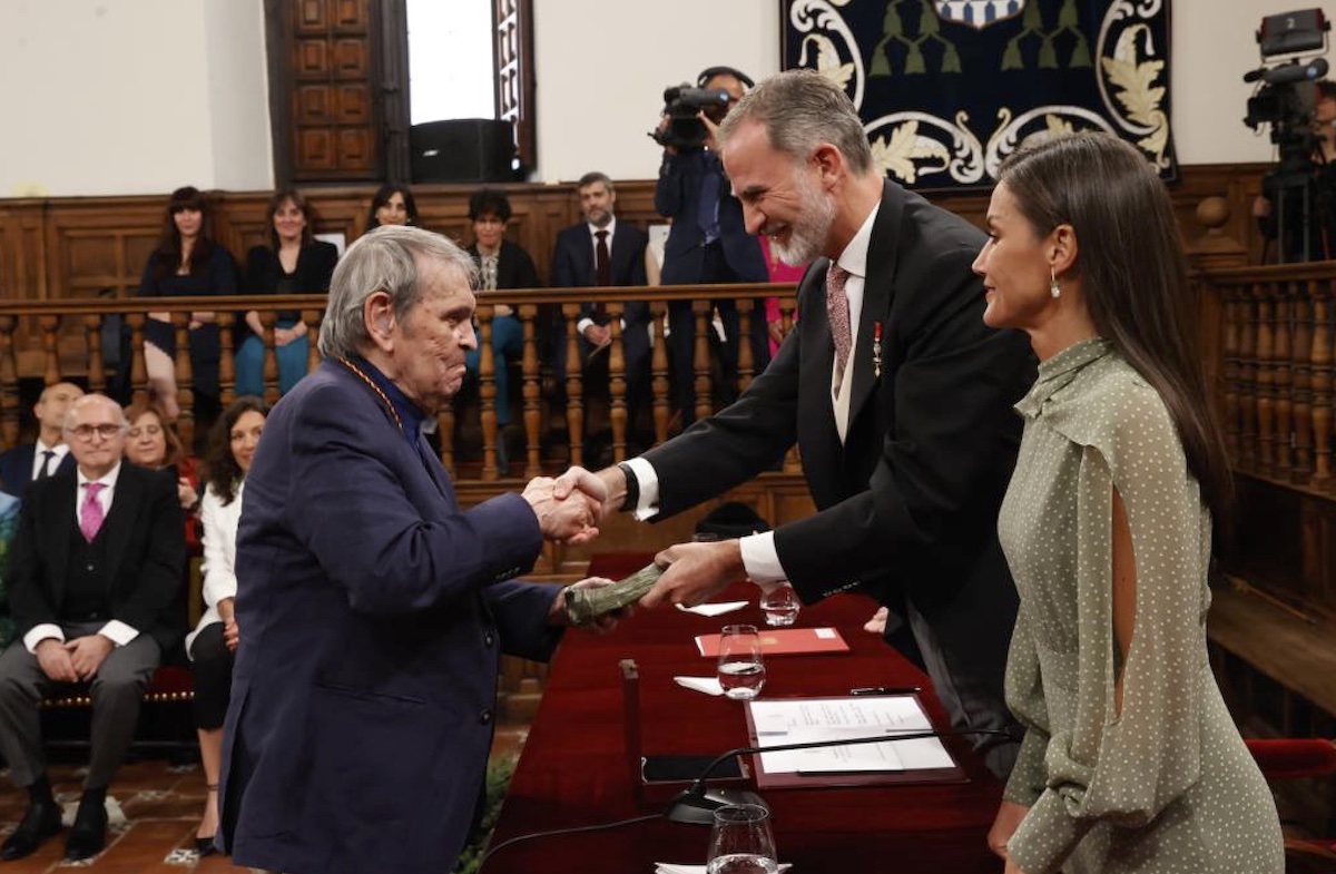 Rafael Cadenas con los reyes Felipe y Letizia en el Paraninfo de la Universidad de Alcalá 24ABR2023