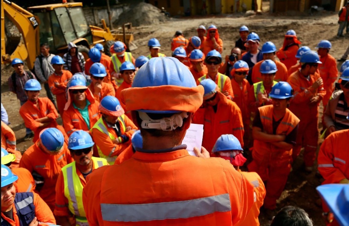 Trabajadores de la construcción de Chile, entre los beneficiados con la progresiva reducción de la jornada laboral, de las actuales 45 horas hasta 40, dentro de cinco años. © Camila Lasalle / Sintec