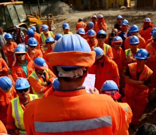 Trabajadores de la construcción de Chile, entre los beneficiados con la progresiva reducción de la jornada laboral, de las actuales 45 horas hasta 40, dentro de cinco años. © Camila Lasalle / Sintec