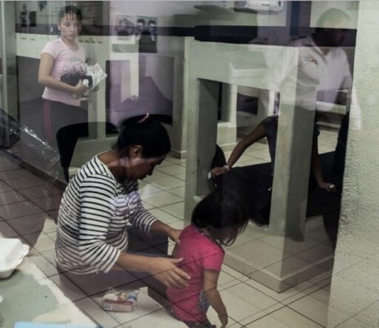 Migrantes centroamericanos en la estación fronteriza en el paso entre Reynosa, México, y McAllen, Texas, Estados Unidos. © Adriana Zehbrauskas / Unicef