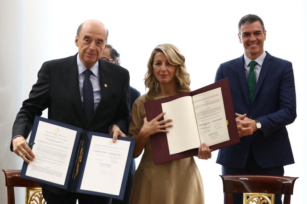 Yolanda Diaz y Álvaro Leyva tras la firma del memorando laboral entre España y Colombia