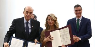 Yolanda Diaz y Álvaro Leyva tras la firma del memorando laboral entre España y Colombia