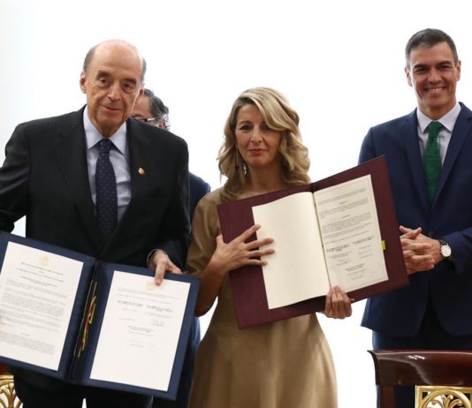 Yolanda Diaz y Álvaro Leyva tras la firma del memorando laboral entre España y Colombia