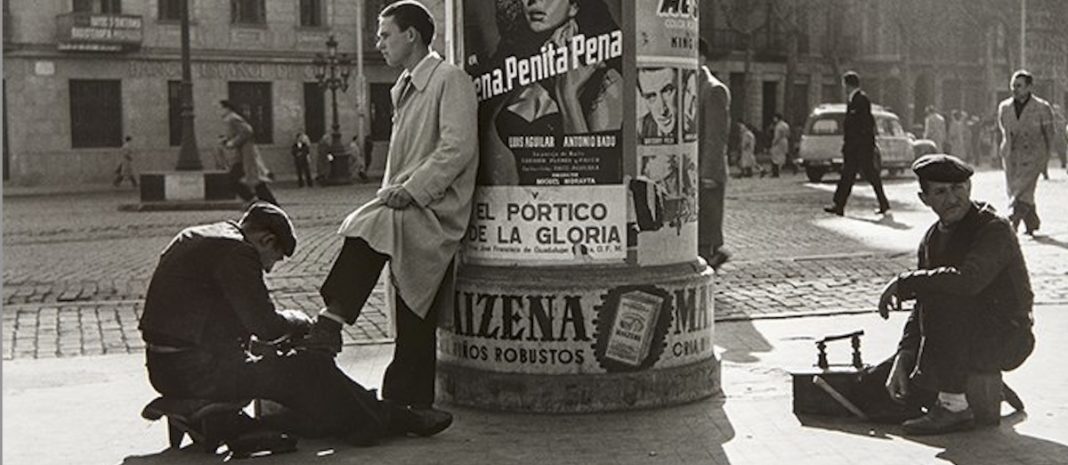 Roca: limpiabotas en la Gran Vía. Barcelona, 1954
