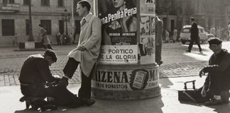 Roca: limpiabotas en la Gran Vía. Barcelona, 1954
