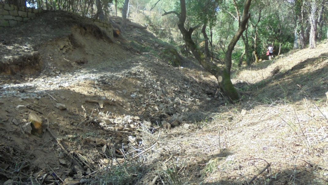 Ecologistas en Acción: aterramiento del cauce del arroyo de San Juan en Valdemorillo, JUN2023