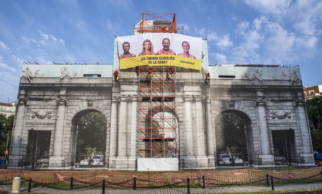 Greenpeace, Puerta de Alcalá, pancarta sobre el cambio climático, 11JUL2023