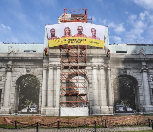 Greenpeace, Puerta de Alcalá, pancarta sobre el cambio climático, 11JUL2023
