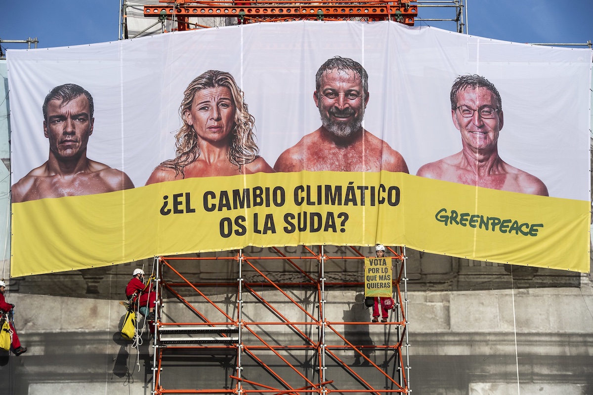 Greenpeace: las caras sudorosas de Pedro Sánchez, Yolanda Díaz, Santiago Abascal y Alberto Núñez Feijóo muestran con sus sonrisas hasta que punto les preocupa el cambio climático.