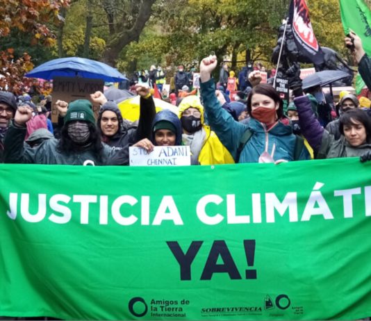 Movilización de activistas durante la 26 Conferencia de las Naciones Unidas sobre el Cambio Climático (COP26) en 2021 en Glasglow, Reino Unido. En busca de justicia climática, organizaciones civiles han planteado miles de querellas en distintos órganos judiciales en los últimos años, y comienzan a obtener resultados. © Amigos de la Tierra