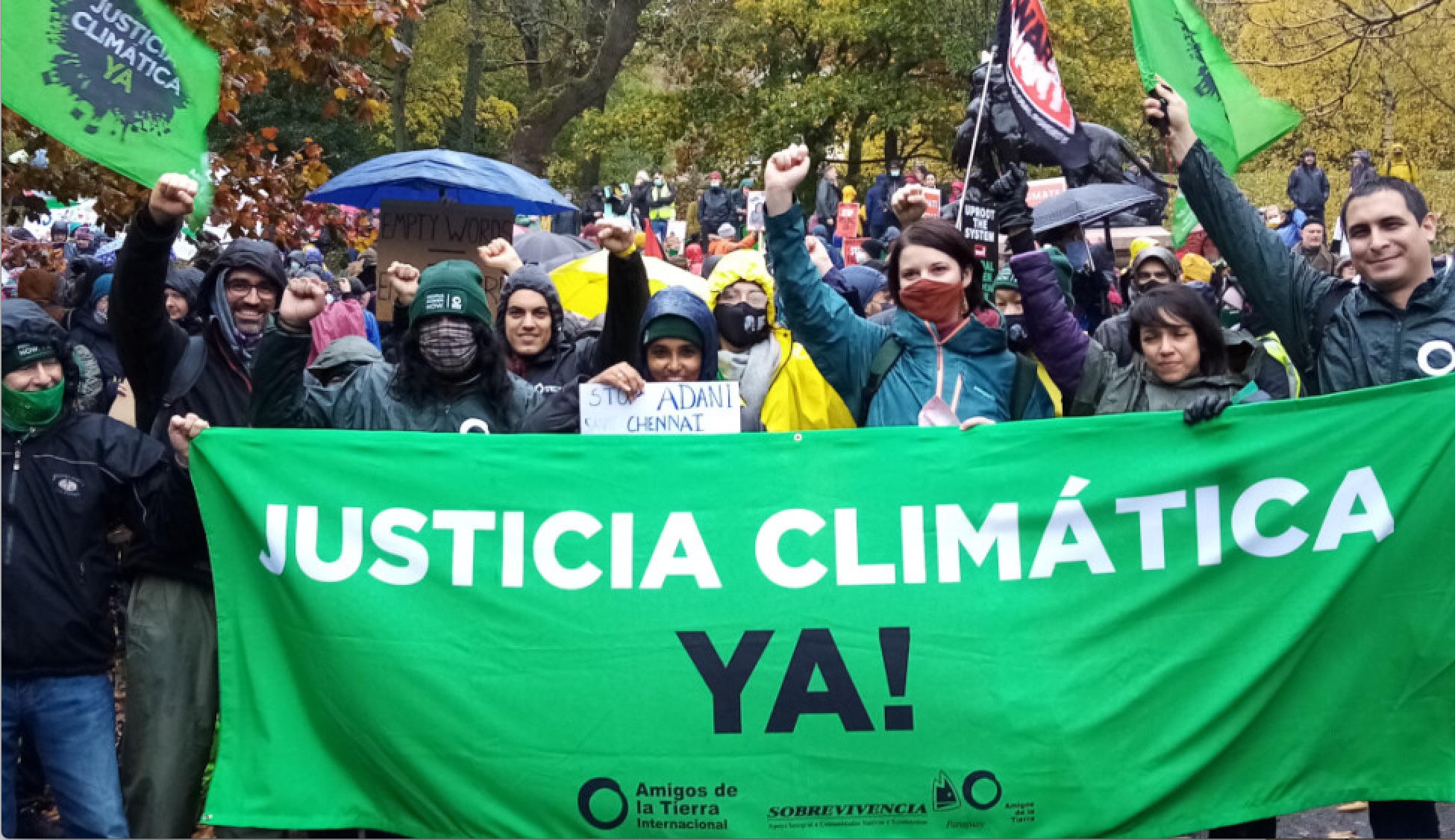 Movilización de activistas durante la 26 Conferencia de las Naciones Unidas sobre el Cambio Climático (COP26) en 2021 en Glasglow, Reino Unido. En busca de justicia climática, organizaciones civiles han planteado miles de querellas en distintos órganos judiciales en los últimos años, y comienzan a obtener resultados. © Amigos de la Tierra