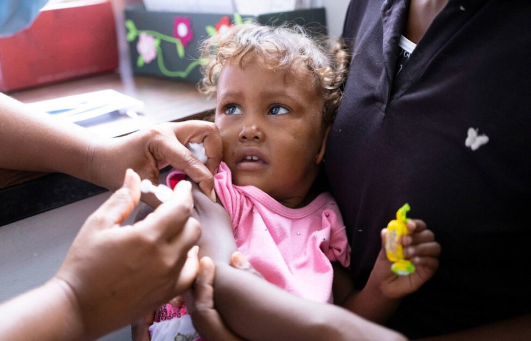 Una niña recibe una vacuna contra la hepatitis B durante una campaña de inmunización en Venezuela © César Poveda / Unicef
