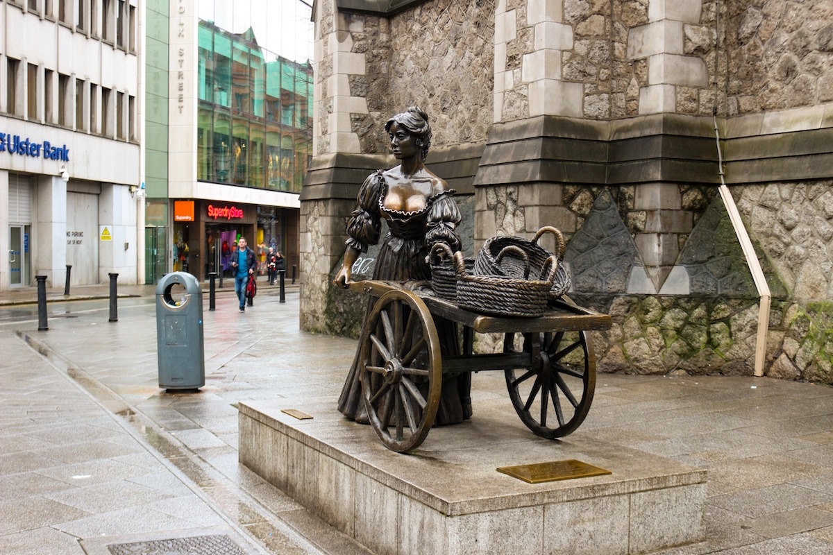 Irlanda, Dublin, bronce de la pescadera Molly Malone