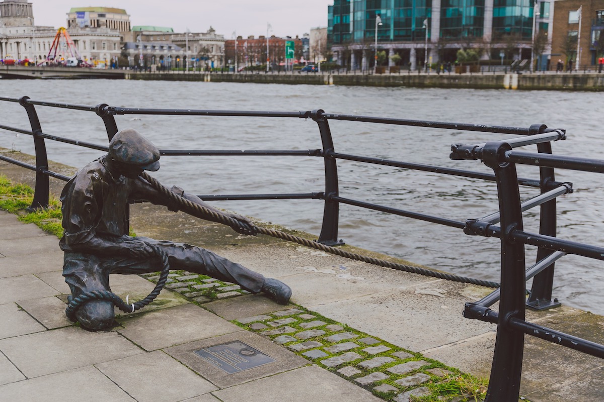 Irlanda, Dublín, estatua del juez de línea en el río Liffey