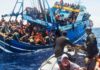 La Armada italiana rescata a migrantes en una débil barcaza. en el Mediterráneo central © Massimo sestini / Guardacostas Italia