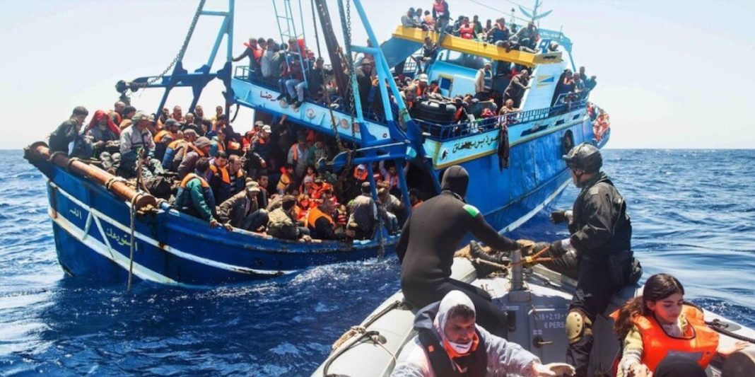La Armada italiana rescata a migrantes en una débil barcaza. en el Mediterráneo central © Massimo sestini / Guardacostas Italia