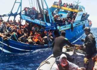 La Armada italiana rescata a migrantes en una débil barcaza. en el Mediterráneo central © Massimo sestini / Guardacostas Italia