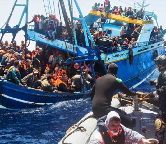 La Armada italiana rescata a migrantes en una débil barcaza. en el Mediterráneo central © Massimo sestini / Guardacostas Italia