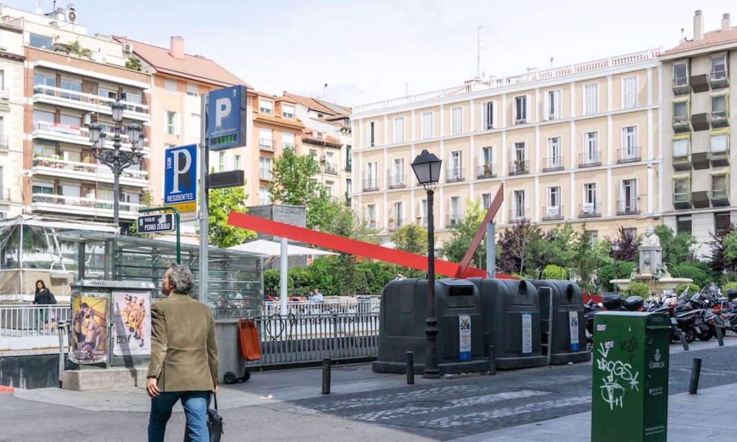 Limpieza en Madrid, plaza con contenedores