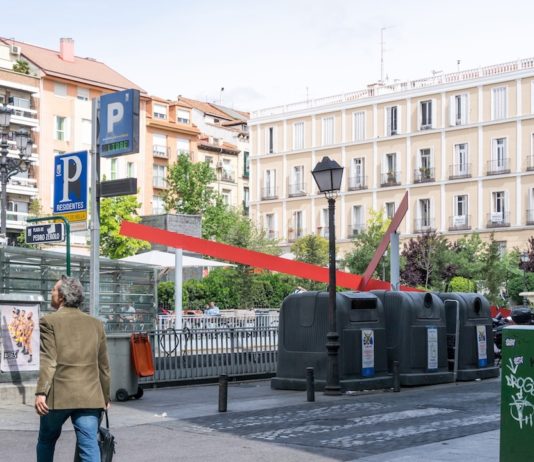 Limpieza en Madrid, plaza con contenedores