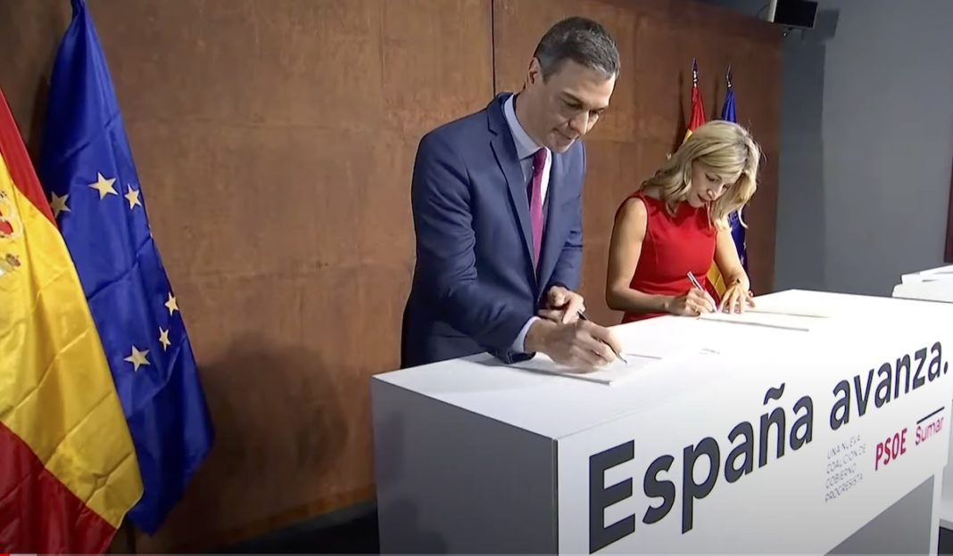 Pedro Sánchez y Yolanda Díaz en la firma del acuerdo para formar gobierno, 24OCT2023