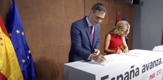Pedro Sánchez y Yolanda Díaz en la firma del acuerdo para formar gobierno, 24OCT2023