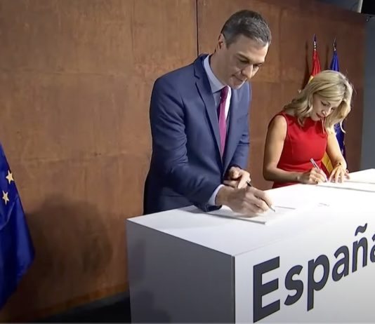 Pedro Sánchez y Yolanda Díaz en la firma del acuerdo para formar gobierno, 24OCT2023