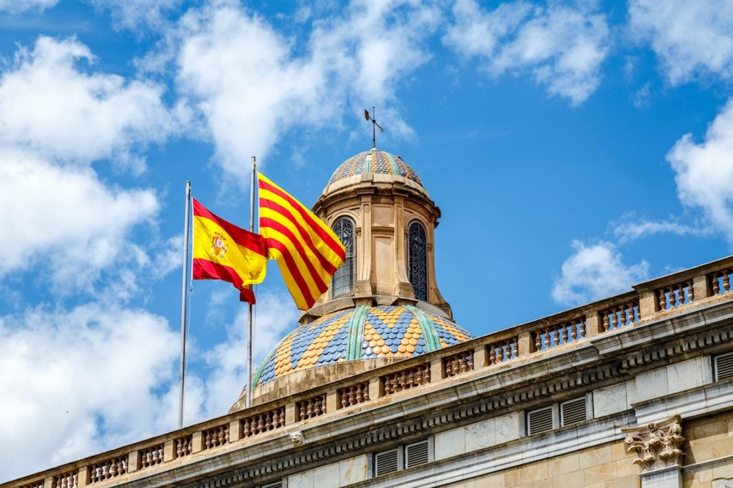 Banderas de España y Cataluña en el Palau de la Generalitat