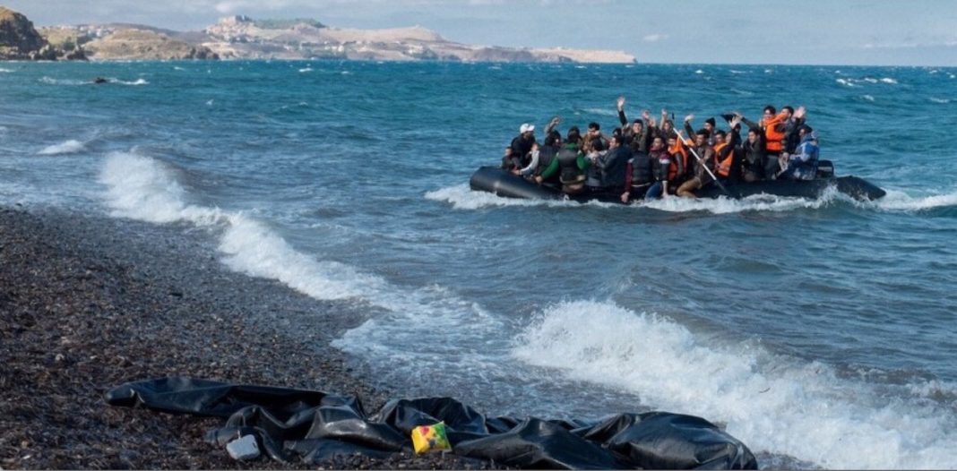 Una balsa con refugiados del Medio Oriente llega a la isla de Lesbos, en Grecia © Ashley Gilbertson VII / Unicef