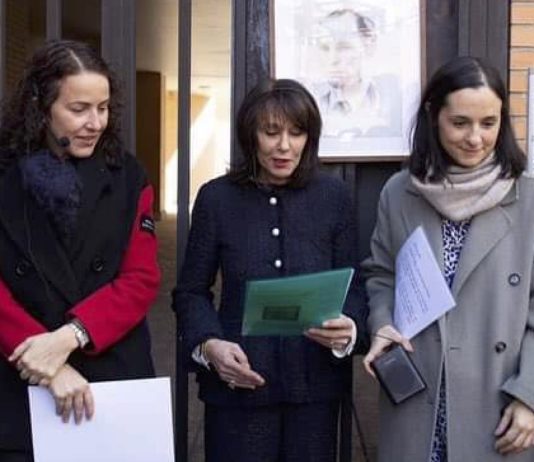 Olga Pereira en el centro, con su hija y con la alcaldesa de Sanse, 21NOV2023