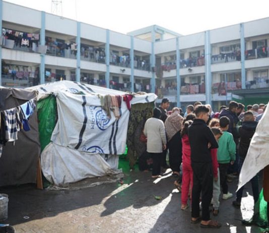 Familias desplazadas y refugiadas en una escuela de Gaza, el 21 de diciembre de 2023. © Abood al Sayd / PMA