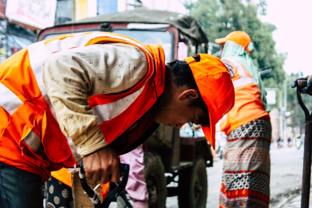 Nepal, 26 de agosto de 2018. Vista de trabajadores nepalíes limpiando la calle en el distrito de Thamel en Katmandú