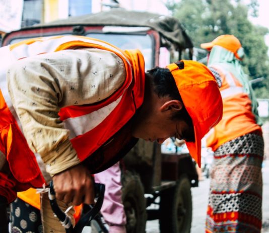Nepal, 26 de agosto de 2018. Vista de trabajadores nepalíes limpiando la calle en el distrito de Thamel en Katmandú