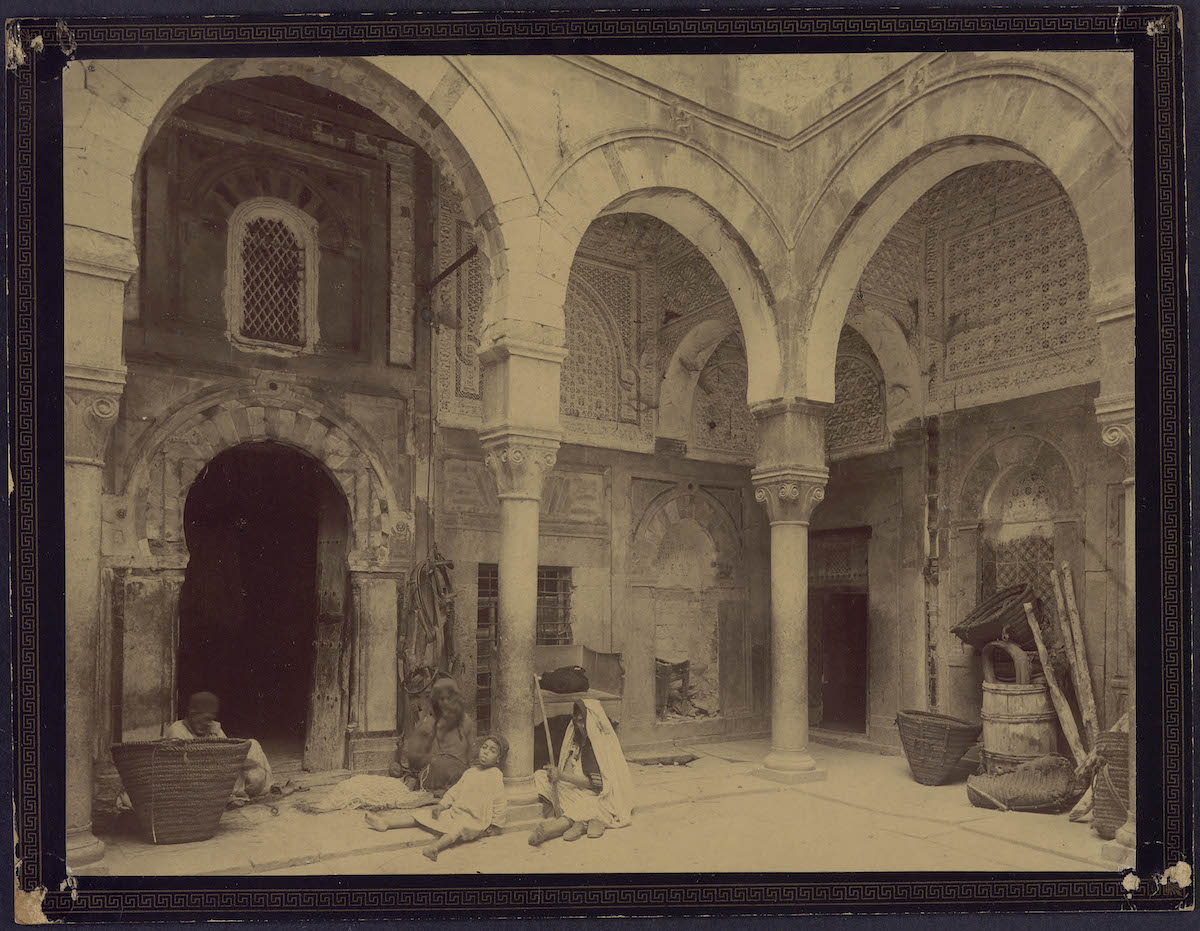 Túnez: Exposición Histórico-Europea. Patio y galerías palacio del Diwan