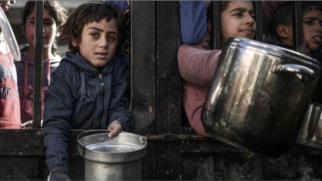 Niños acuden a un servicio de entrega de comidas operado por la agencia de las Naciones Unidas para los refugiados palestinos en la Franja de Gaza © Abed Zagout / Pnud