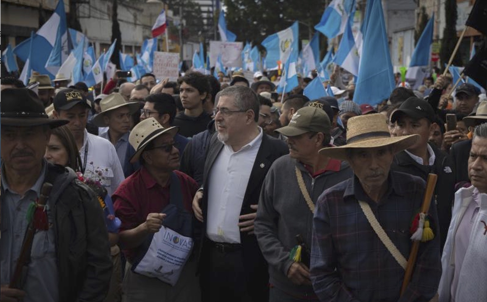 El presidente guatemalteco, Bernardo Arévalo, y la vicepresidenta, Karin Herrera, rodeados de algunos partidarios, entre ellos algunos indígenas, en un acto el día después de la toma de posesión. Imagen: Emmanuel Andres / IPS AFP vía Getty Images