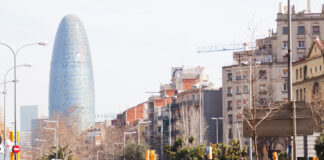 Barcelona: Torre Agbar desde la Avenida Diagonal