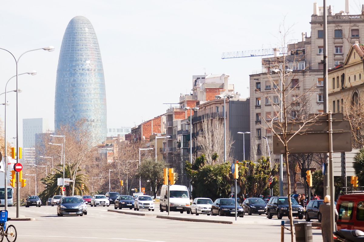 Barcelona: Torre Agbar desde la Avenida Diagonal