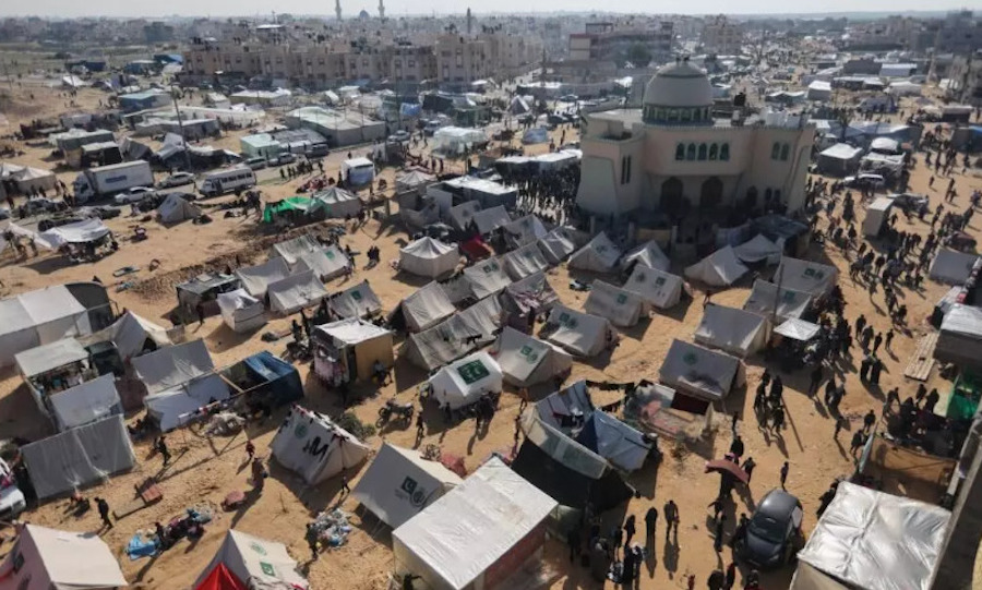 Decenas de miles de familias palestinas, desplazadas de sus hogares en Gaza, improvisaron campamentos en la ciudad de Rafah, en el extremo sur de la Franja © Wafa