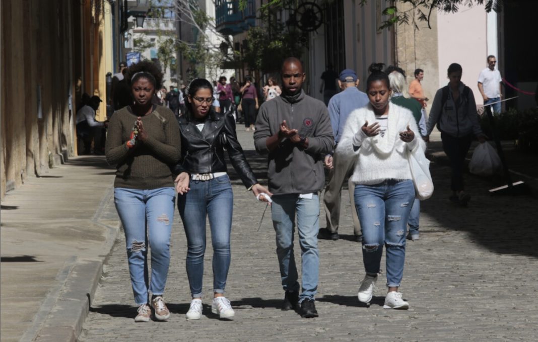Jóvenes afrocubanos caminan por una calle del Centro Histórico de La Habana Vieja © Jorge Luis Baños / IPS