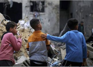 Rafah, niños ante sus casas destruidas ©Eyad El Baba Unicef