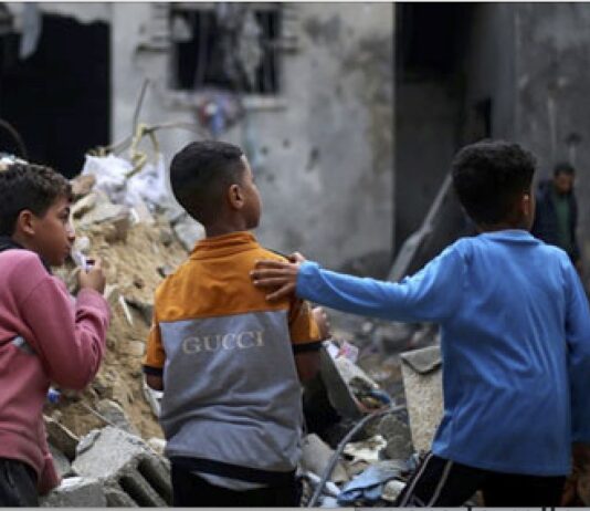 Rafah, niños ante sus casas destruidas ©Eyad El Baba Unicef