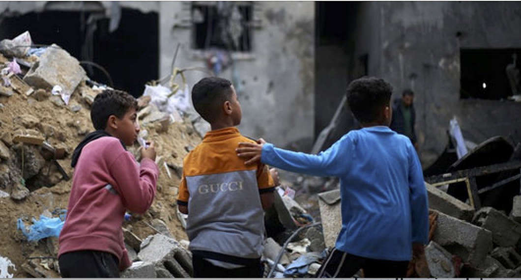 Rafah, niños ante sus casas destruidas ©Eyad El Baba Unicef