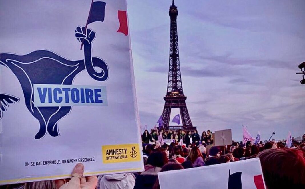 Activistas celebran junto a la Torre Eiffel en París la decisión francesa de incluir en su Constitución el derecho al aborto. La medida alienta a los movimientos feministas en el mundo y es una réplica a las tendencias antiderechos que también han avanzado en los últimos años. Imagen: AI
