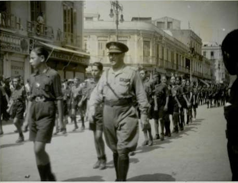 Juventudes de falange desfilan por las calles de Madrid en la posguerra. Imagen anónima archivada en la Biblioteca Regional de Madrid