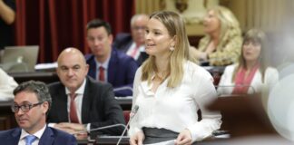 La presidenta de Baleares, Marga Prohens, en el debate en el Parlamento de Baleares el 26 de marzo de 2024