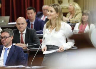 La presidenta de Baleares, Marga Prohens, en el debate en el Parlamento de Baleares el 26 de marzo de 2024