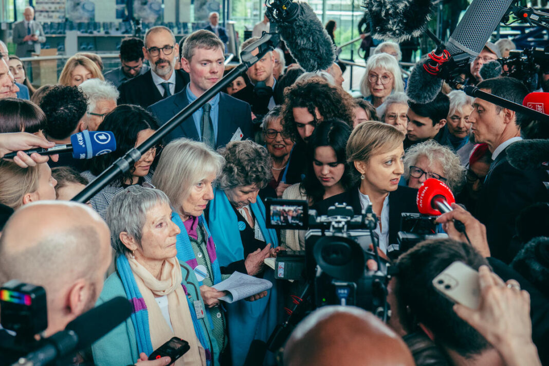 Grupo de mujeres de KlimaSeniorinnen atienden a los medios de comunicación al conocerse la sentencia.